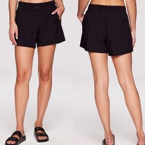 Avalanche Outdoor supply company black shorts medium
